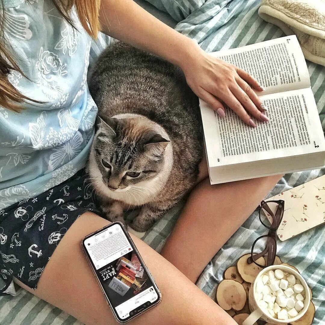 Читаю книги пью кофе. Девушка с книгой и кофе. Девушка с книжкой и кофе. Девушка с книжкой и котом. Чтение книг и кофе.