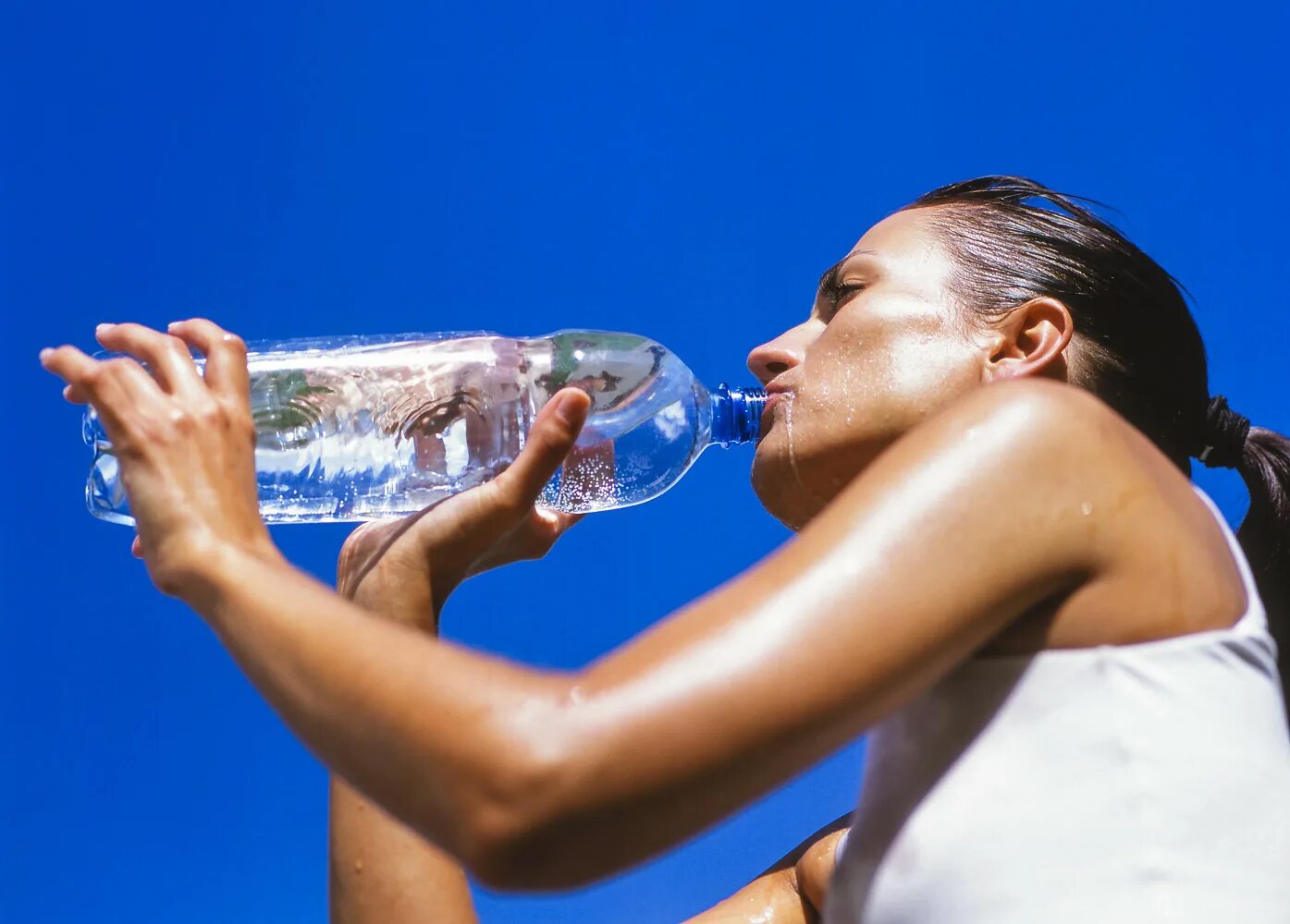 Океан хочет пить. Вода piti. Глоток напитка. Thirsty woman. Видео пить хочу