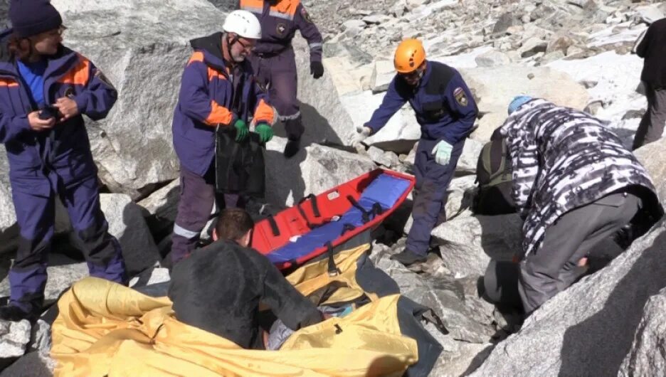 Перевал таджикистан авария. Трагический случай на белухе. Обвал камней. Чуйский тракт новосибирск. Гора завалило.