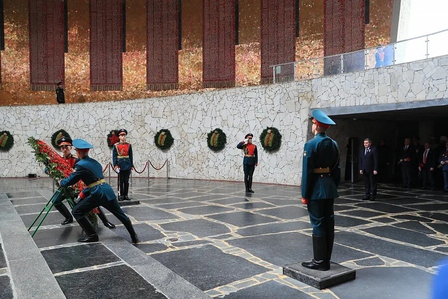 Https ktzn volgograd ru. Волгоград мемориальный комплекс на Мамаевом Кургане. Мамаев Курган возложение цветов. Вечный огонь Волгоград Мамаев Курган. Инсталляция на Мамаевом Кургане 9 мая.