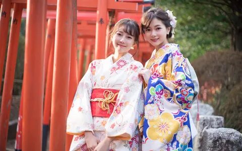 Two-young-Japanese-girls-beautiful-kimono_2880x1800. 