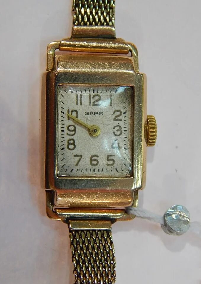 Магазин часов заря. Золотые часы Заря Калибр 2009. Часы Заря 1963 кожаный ремешок. Часы Заря 550079 золотые. Часы золотые 101624 Заря.