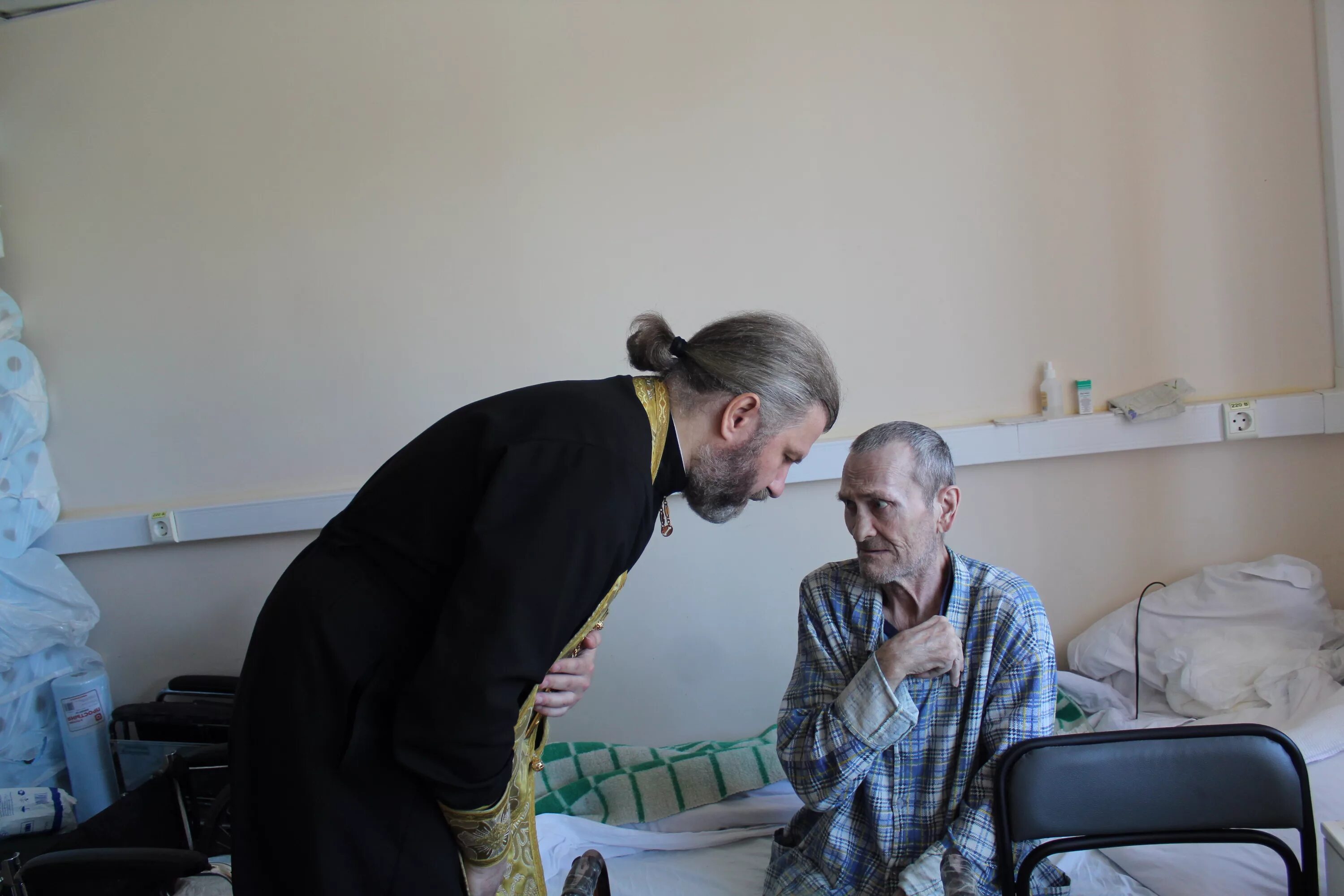 Священник в больнице. Священник причащает в больнице. Священнослужитель в больнице. Священник в больнице. Священник в больнице.