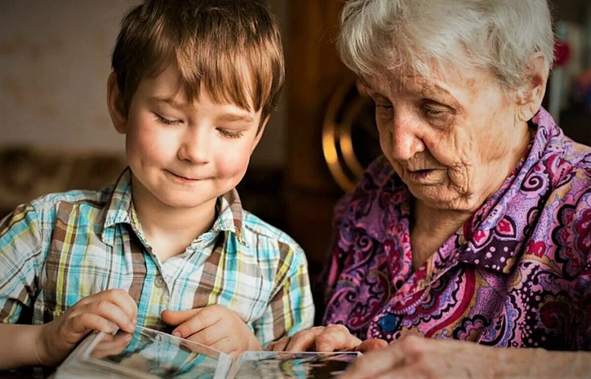 Бабушка говорит деду. Пенсионеры и дети. Бабушка и внучка. Мальчик с бабушкой. Бабушка с внуками.
