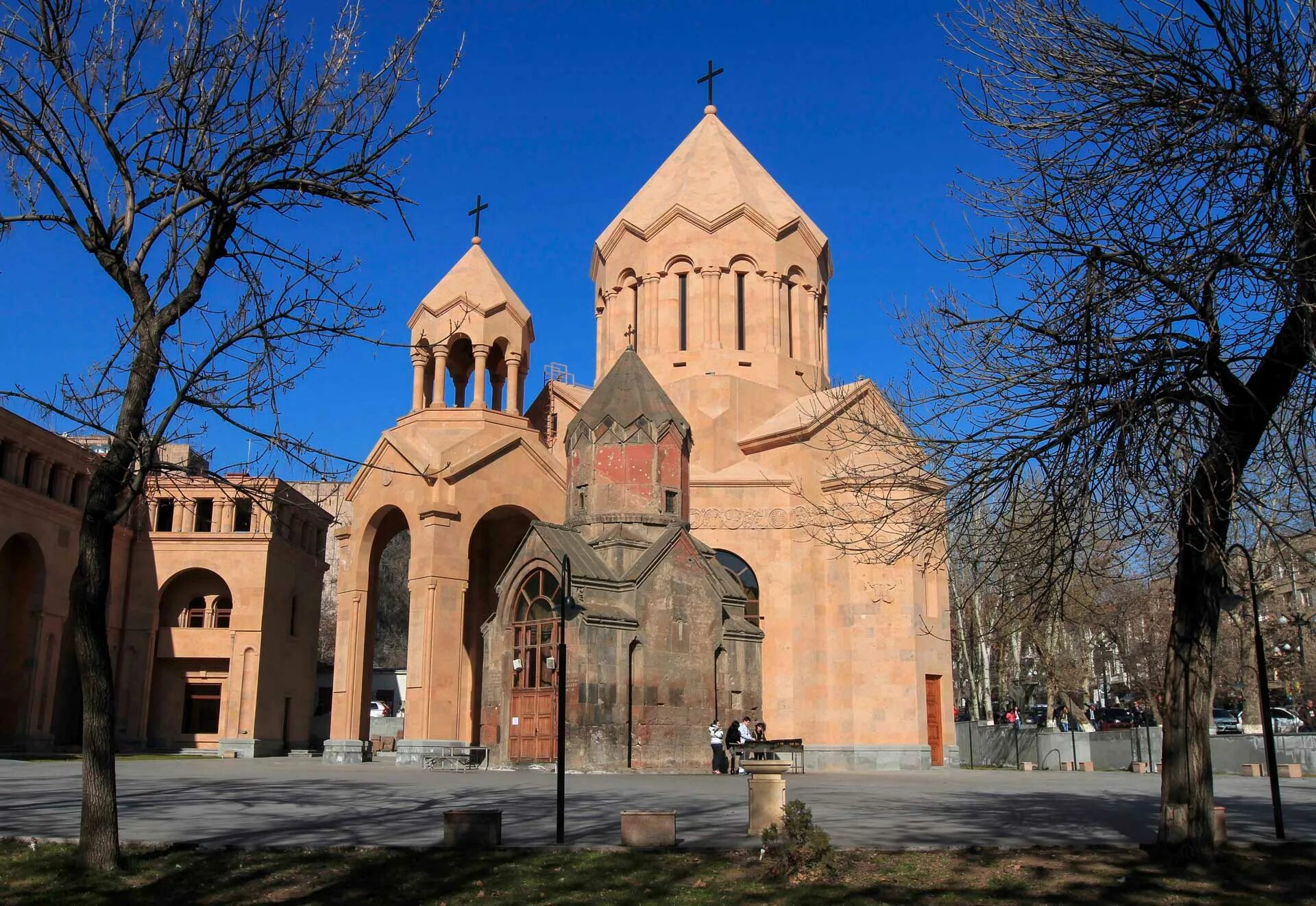 Церковь на улице Абовяна в Ереване. Гарди Церковь Ереван. Храм в Ереване на улице Саят-Нова. Саят нова ереван