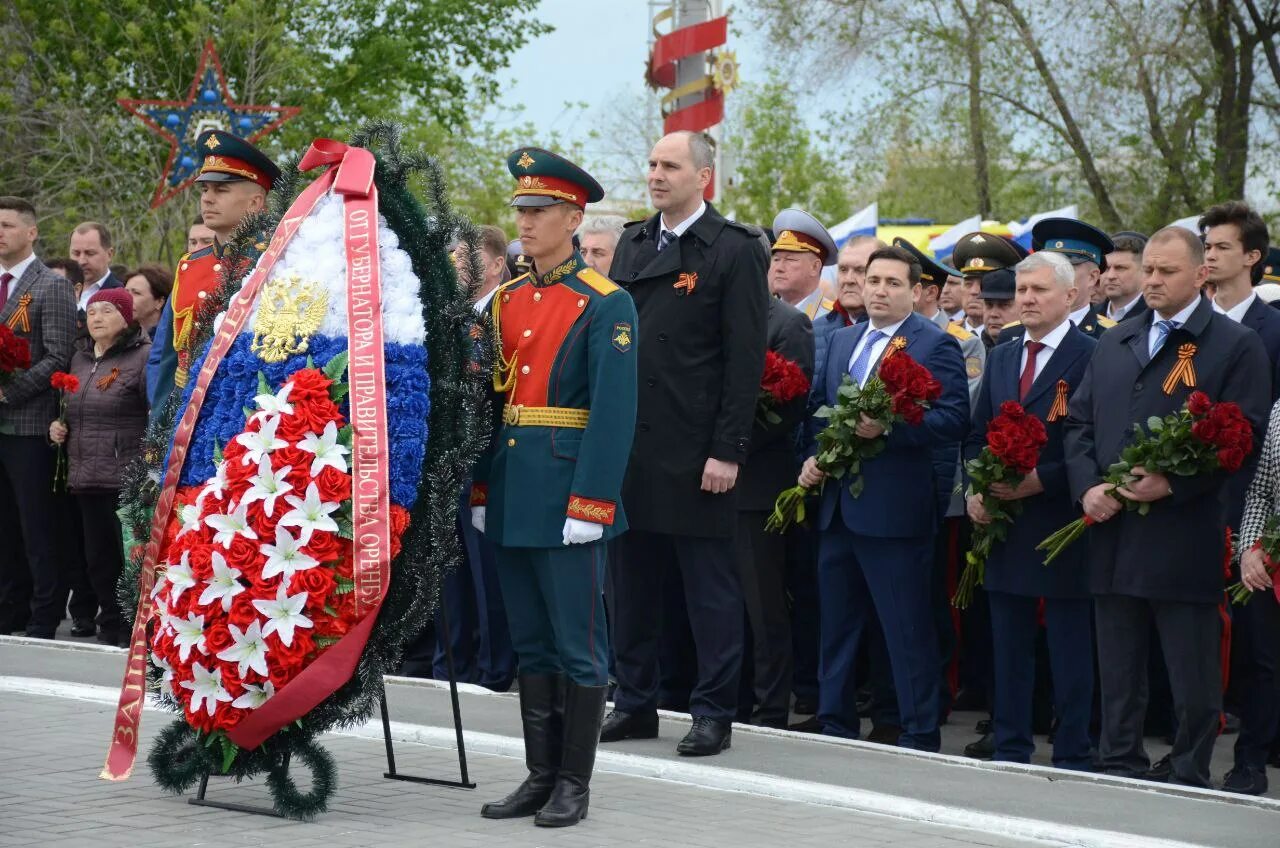 Программа на 9 мая оренбург. 9 мая оренбург вечный огонь. оренбург возложение цветов 8 мая 2025. вечный огонь оренбург проспект победы. возложение цветов к вечному огню оренбург 8 мая.