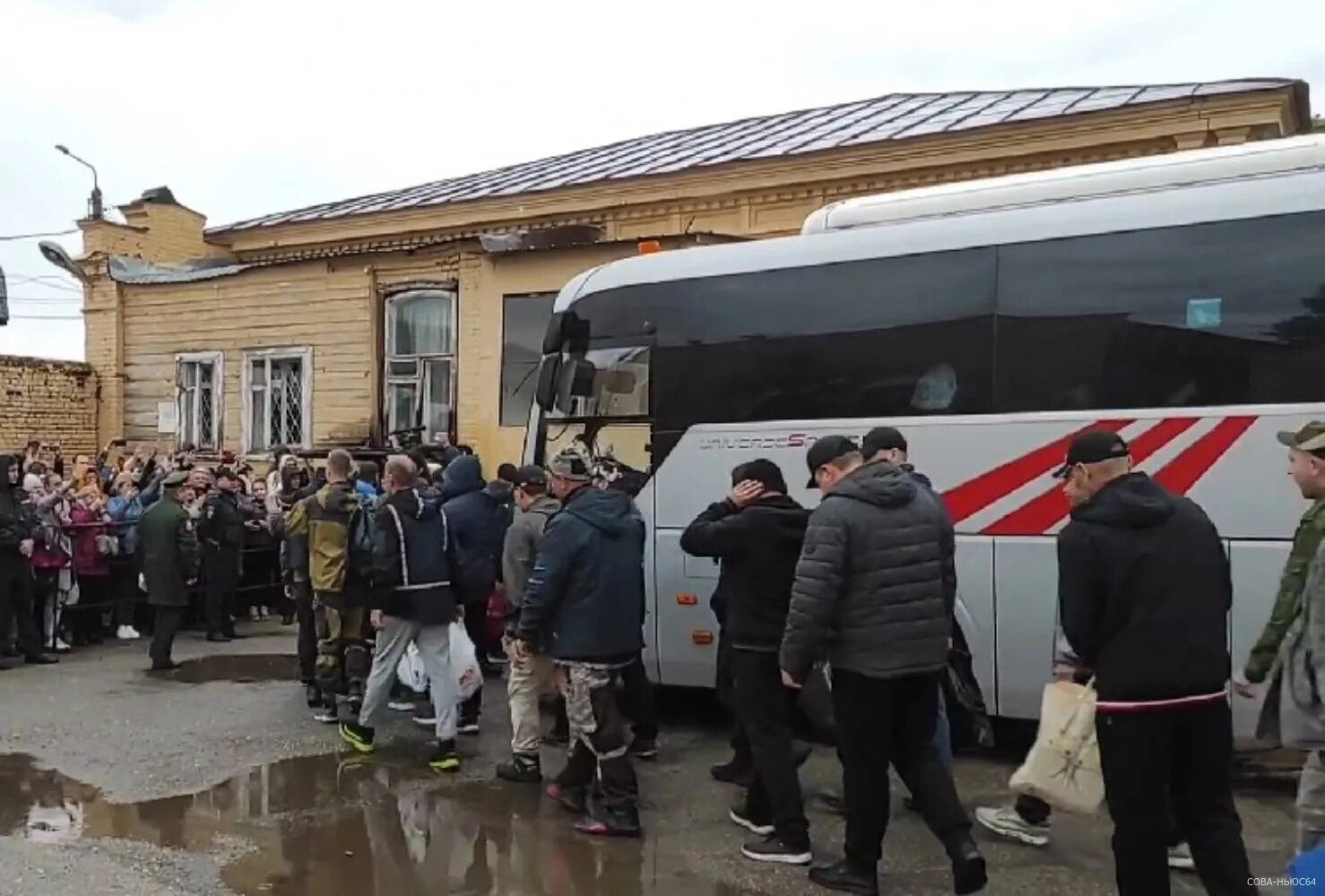 Мобилизационные в автобусе. Мобилизация автобус. Автобусы для мобилизации Беларусь. Мобилизация в Саратове. Мобилизация в россии новости последнего часа