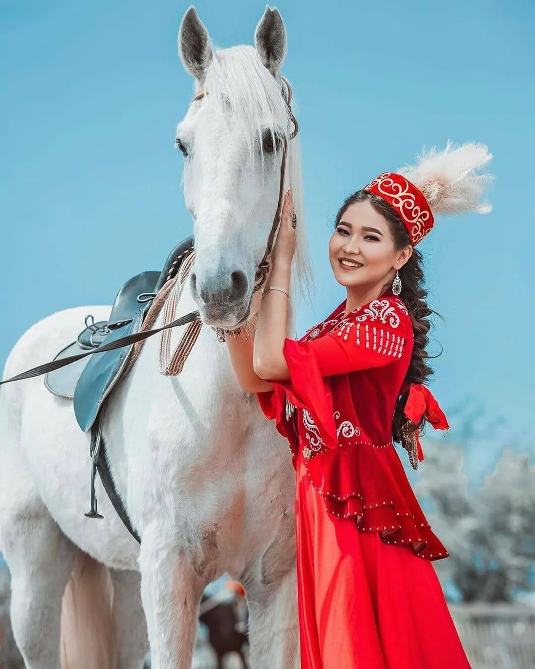 Девушка в казахском костюме. Казахские женщины. Красивые казашки. Казахская девушка в национальном. Красивые казашки в национальной одежде.