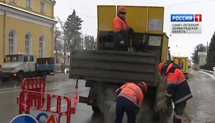 Волгоград аварийная водоканала телефон. Аварийная бригада водоканала. Работает Водоканал на дороге. Трактор аварийная Водоканал. Днепропетровская область Каменское аварийная бригада Водоканал.