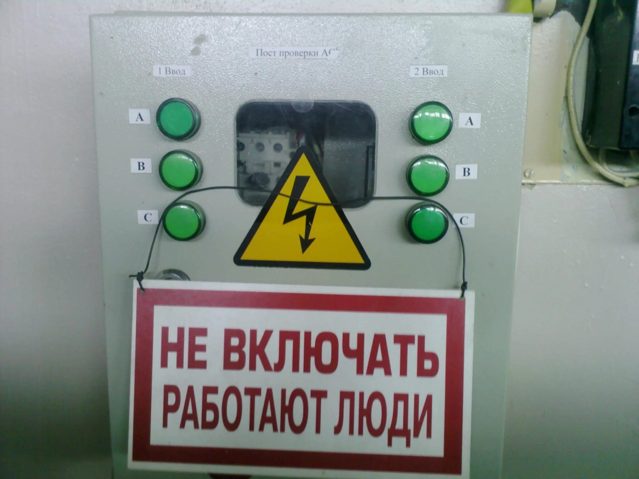 Не умеет его включать. Шутки про контекстную рекламу. Не умеет его включать. Мемы абхщда. Выводы сделаны.