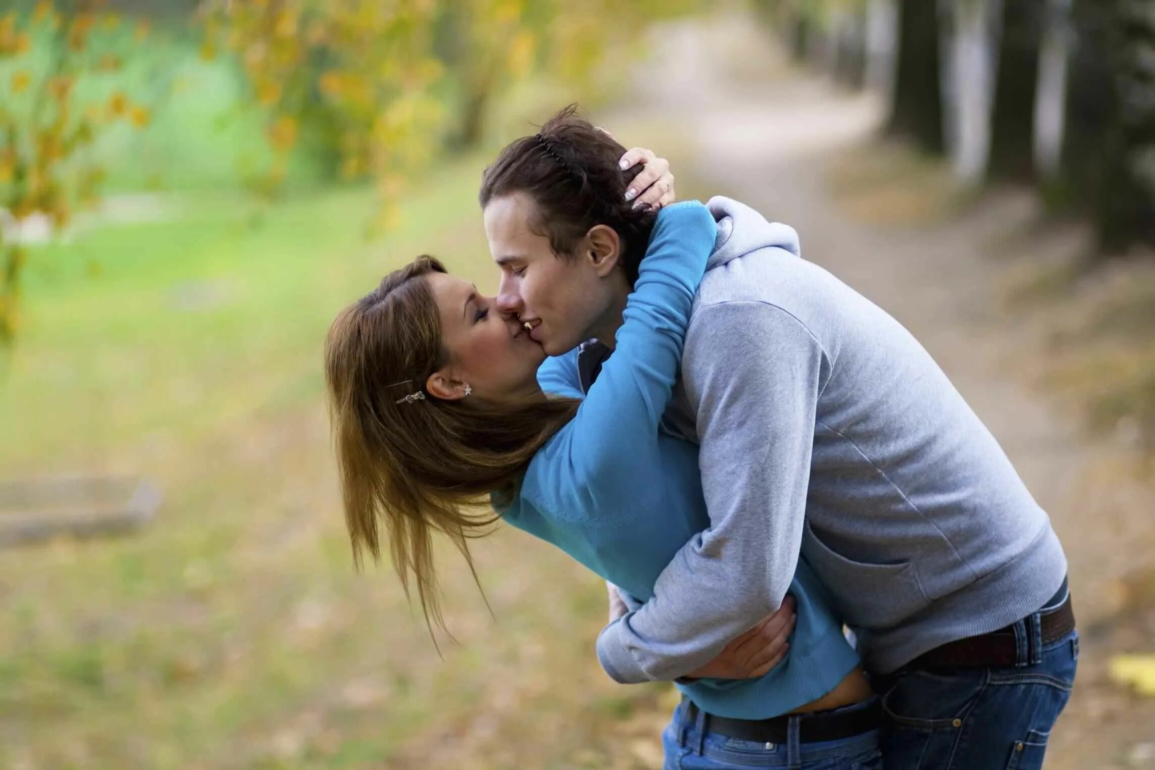 Wife love stories. Фотосессия с парнем. Фотосессия влюбленных. Идеи для фотосессии с парнем. Поцелуй на природе.