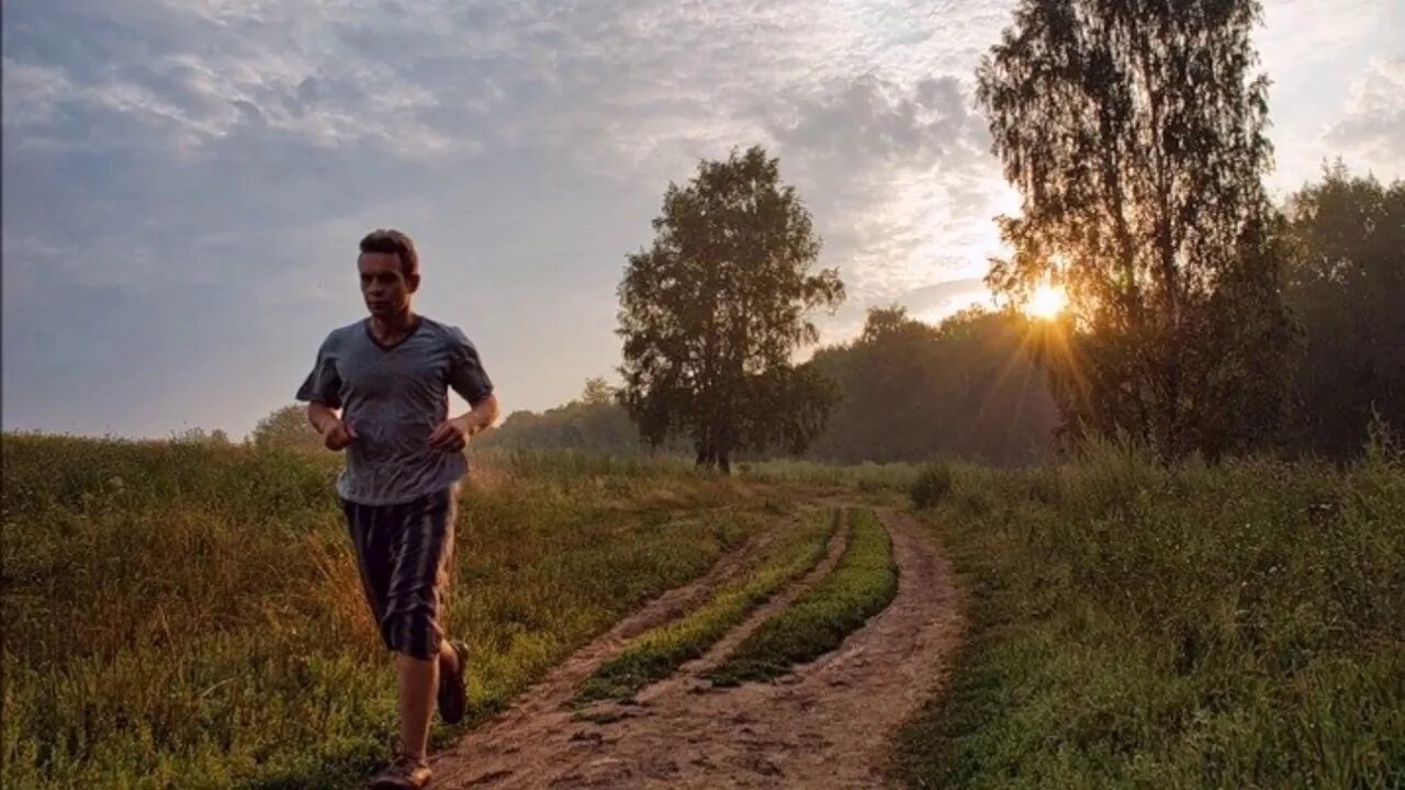 Бежать переехать. Люди идут по деревне. Бегу по тропинке. Пробежка в деревне. Бег в селе.