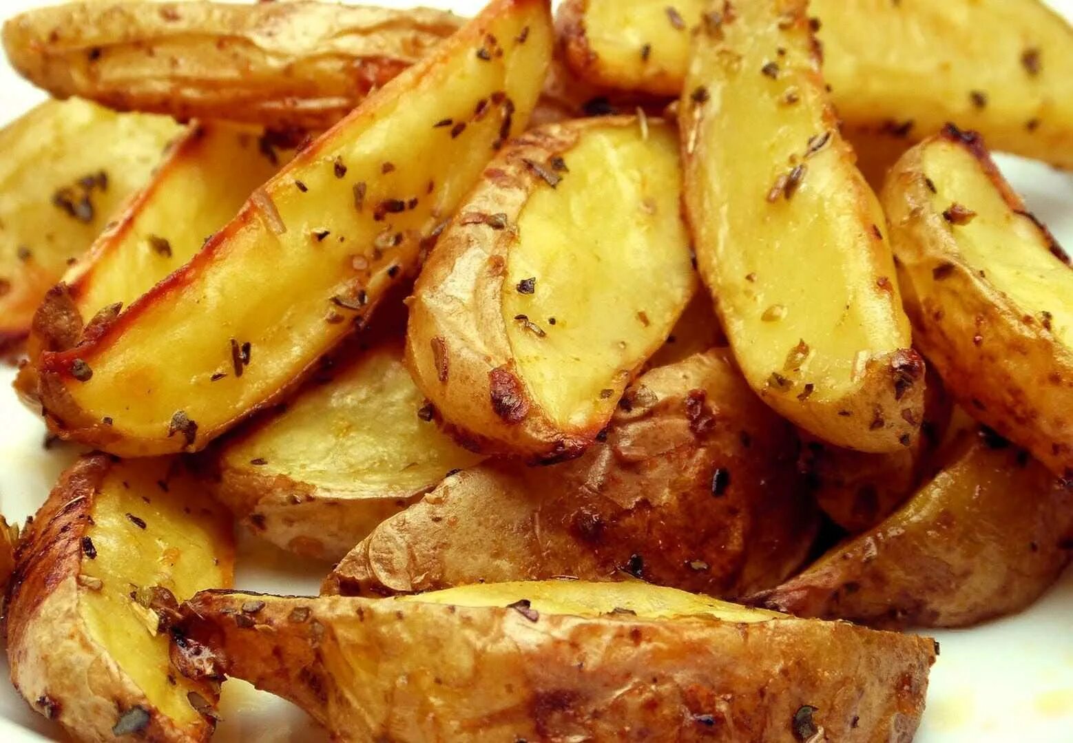Картофель дольками в духовке с хрустящей корочкой. Хрустящая картошка в духовке рецепт. Картофель в духовке с хрустящей корочкой. Морская картошка. Картошка в духовке.