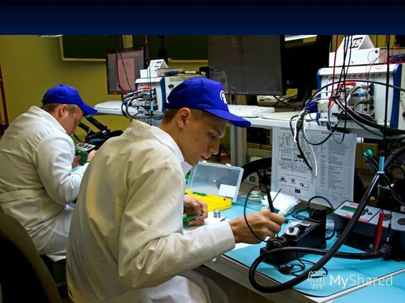 Слесарь радиоэлектронной аппаратуры и приборов. Сборка и монтаж радиоэлектронной аппаратуры. Слесарь сборщик рэа. Монтажник рэаип. Профессия монтажница радиоаппаратуры.