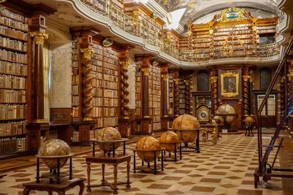 Самая известная библиотека. Библиотека в Праге Клементинум. Национальная библиотека Прага Клементинум. Библиотека Клементинум Прага Чехия. Национальная библиотека чешской Республики (Прага, 1366).