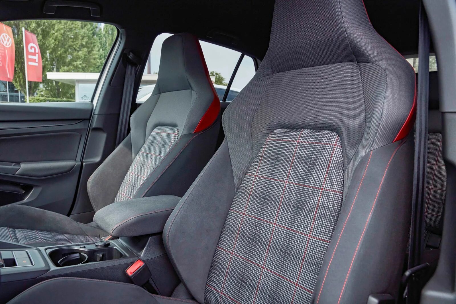 Лишить салон. Лишить салон. Фольксваген гольф 6 gti салон. Гольф gti 2021 салон. Химчистка сидений.