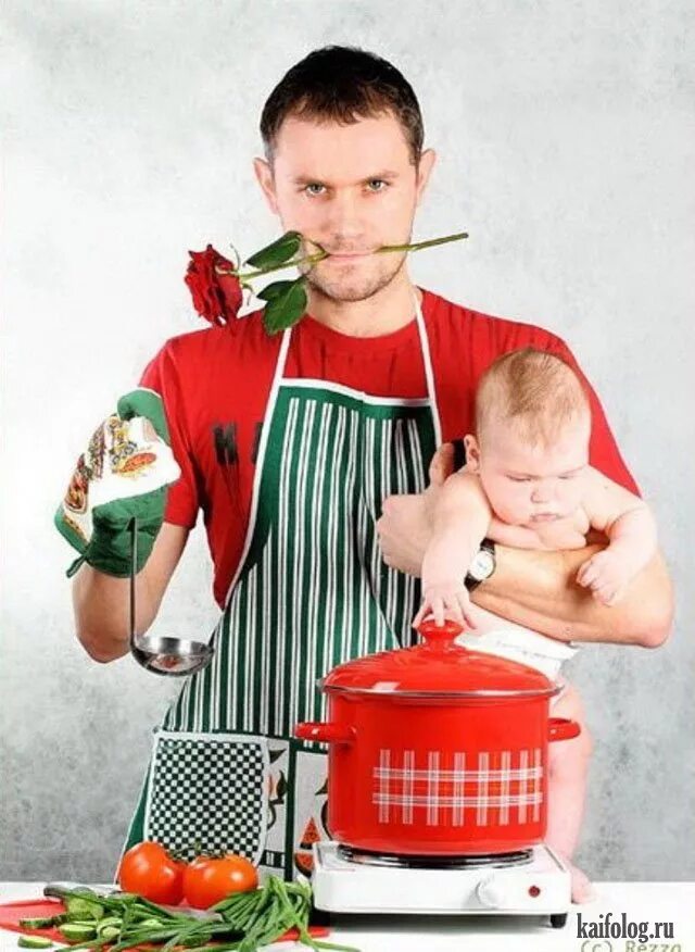 Муж на ребенка матом. Мужчина домохозяйка. Мужчина домохозяин. Парень домохозяин. Мужчина на кухне.