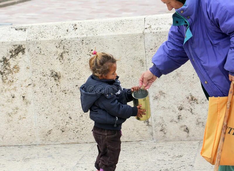 Несовершеннолетние попрошайки. Бездомные молодые женщины. Женщина попрошайка. Попрошайки в метро. Табличка попрошайки.