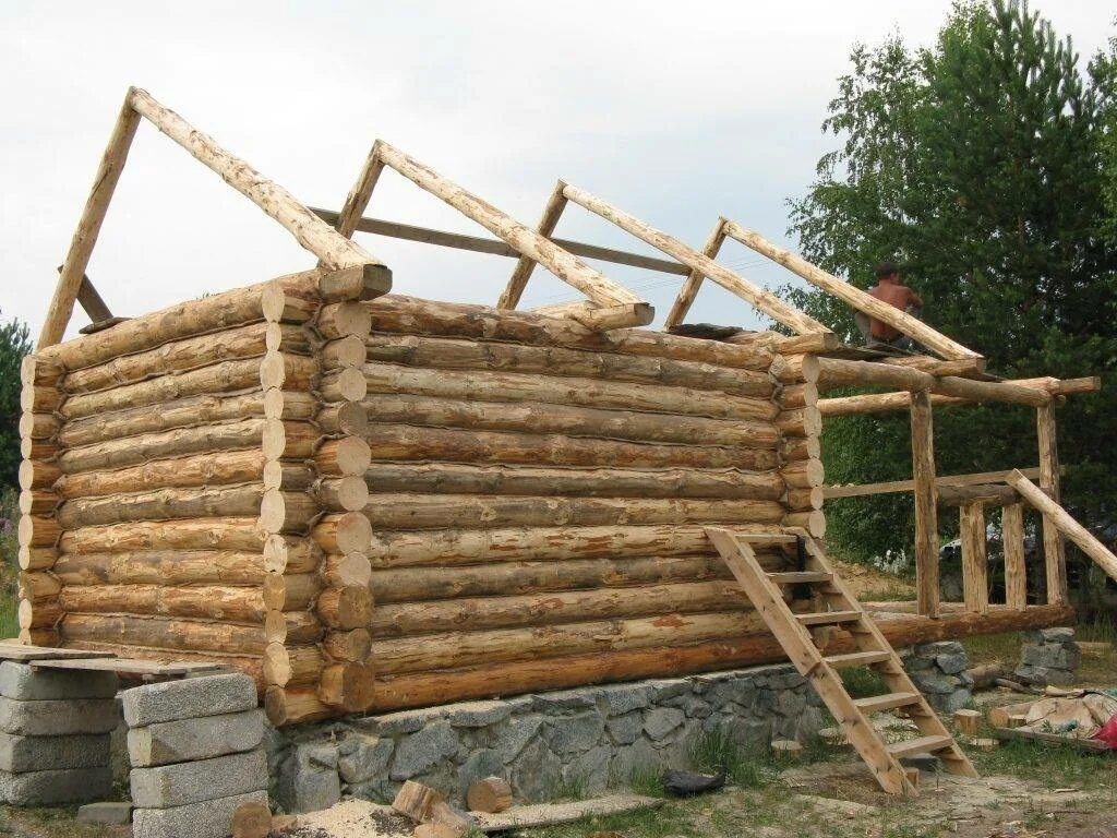 Как сделать из бревна бани. Крыша на сруб бани. крыша бани из бревна. стропила на баню из бревна. стройка бани.