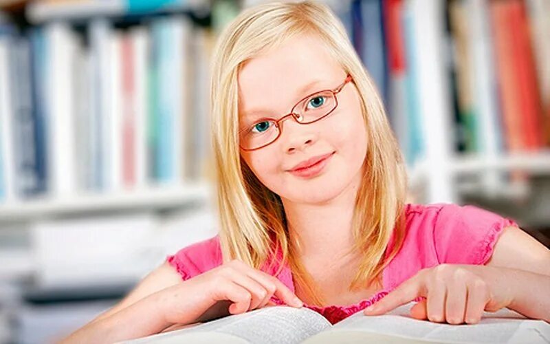 умная девушка в очках. дети школьного возраста. самая умная девочка в классе. умная девочка в школе. девочка в очках.