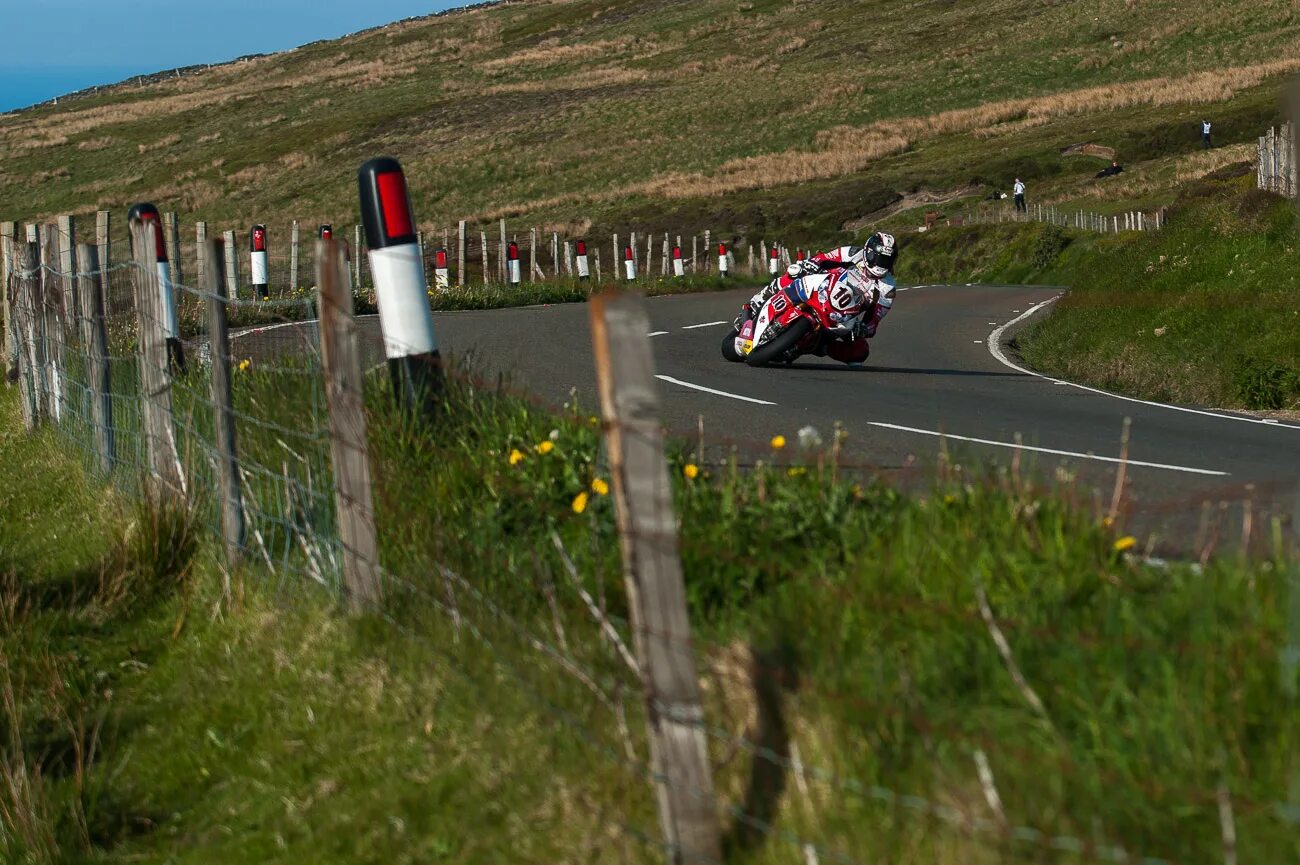 Трасса остров Мэн турист трофи. Гонки ТТ на острове Мэн. Isle of man TT (гонки ТТ). Остров Мэн мотогонки. Island drive