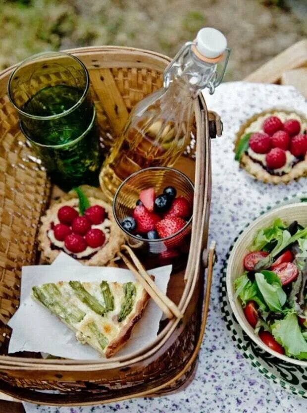 Рецепты для пикника. Еда на пикник. Продукты на природу. Еда для пикника. Фотосессия пикник на природе.