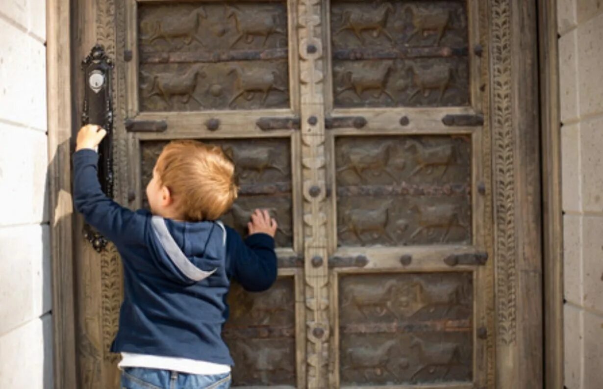 Игра стучится в дверь. Игра do not disturb 2. Смешные двери. В дверь постучали. Открытая дверь.