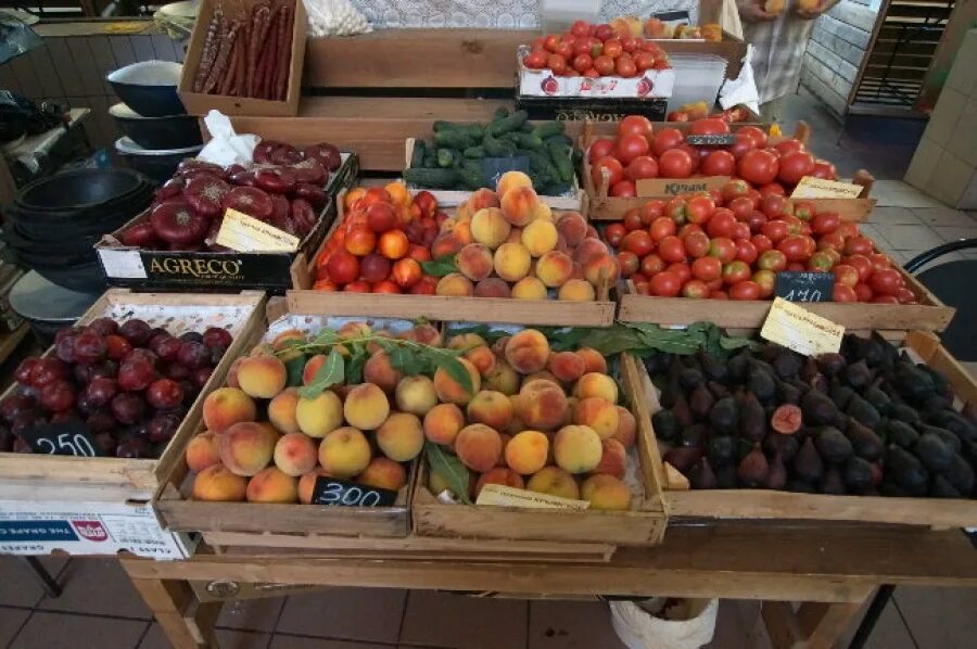 Авито купить фрукты. Рынок Сухум Абхазия. Сухум рынок фруктов в июне. Абхазия рынок продуктовый. Продукты на рынках Абхазии.