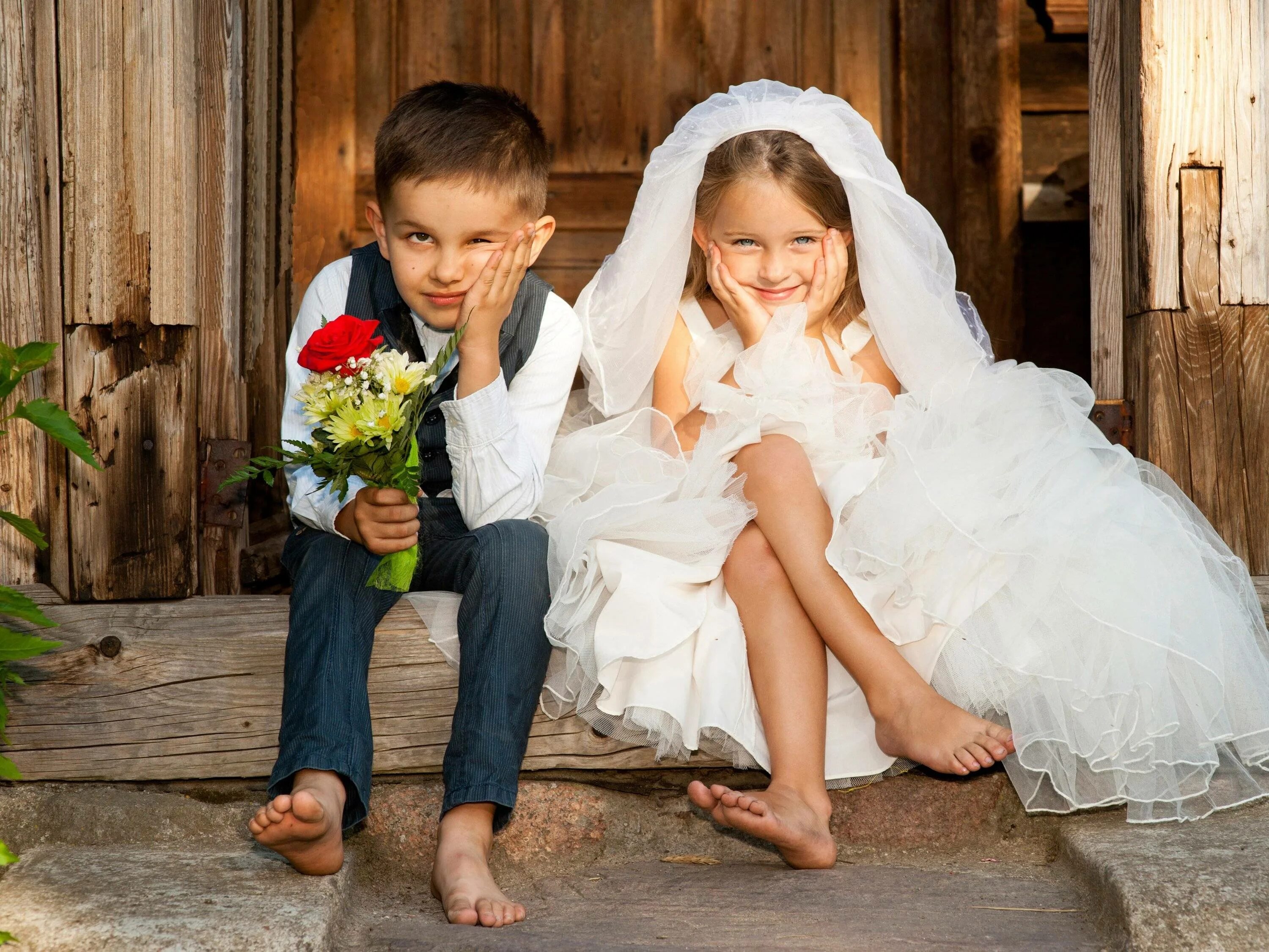 Замуж за первую любовь. Дети в свадебных нарядах. Дети на свадьбе. На мальчика и на девочку на свадьбе. Дети жених и невеста.