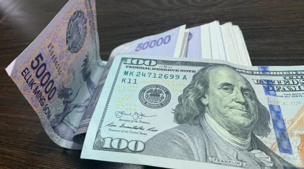 100 долларов узбекскому суму
