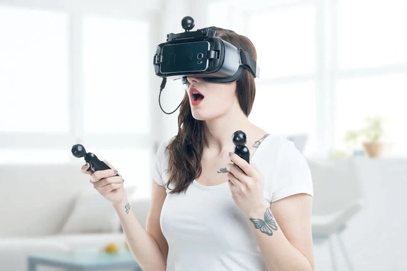 VR Hanna 360. Steam VR очки. VR-шлем Nolo Sonic. Девушка в шлеме виртуальной реальности.