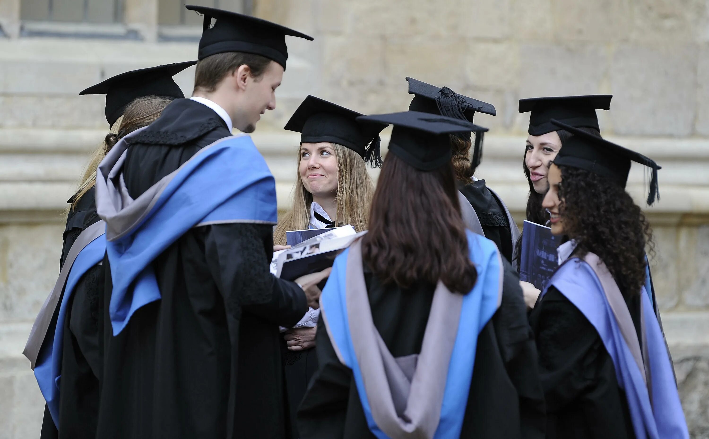 University guide. Оксфордский университет Великобритания. Оксфордский университет (University of Oxford), Великобритания студенты. Оксфорд университет мантия. Кембриджский университет выпускники Кембриджского университета.