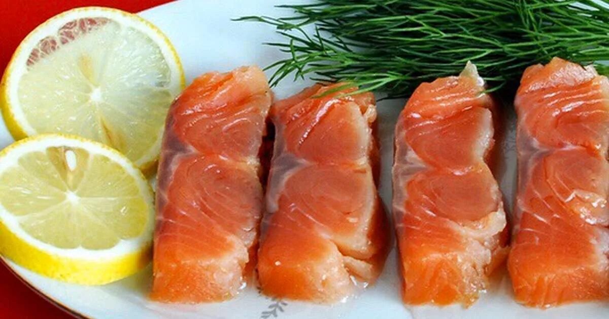 Кижуч малосольный. Малосоленое филе горбуши. Горбуша малосольная под сёмгу. Горбуша малосольная. Горбуша как семга рецепт засолки с маслом.