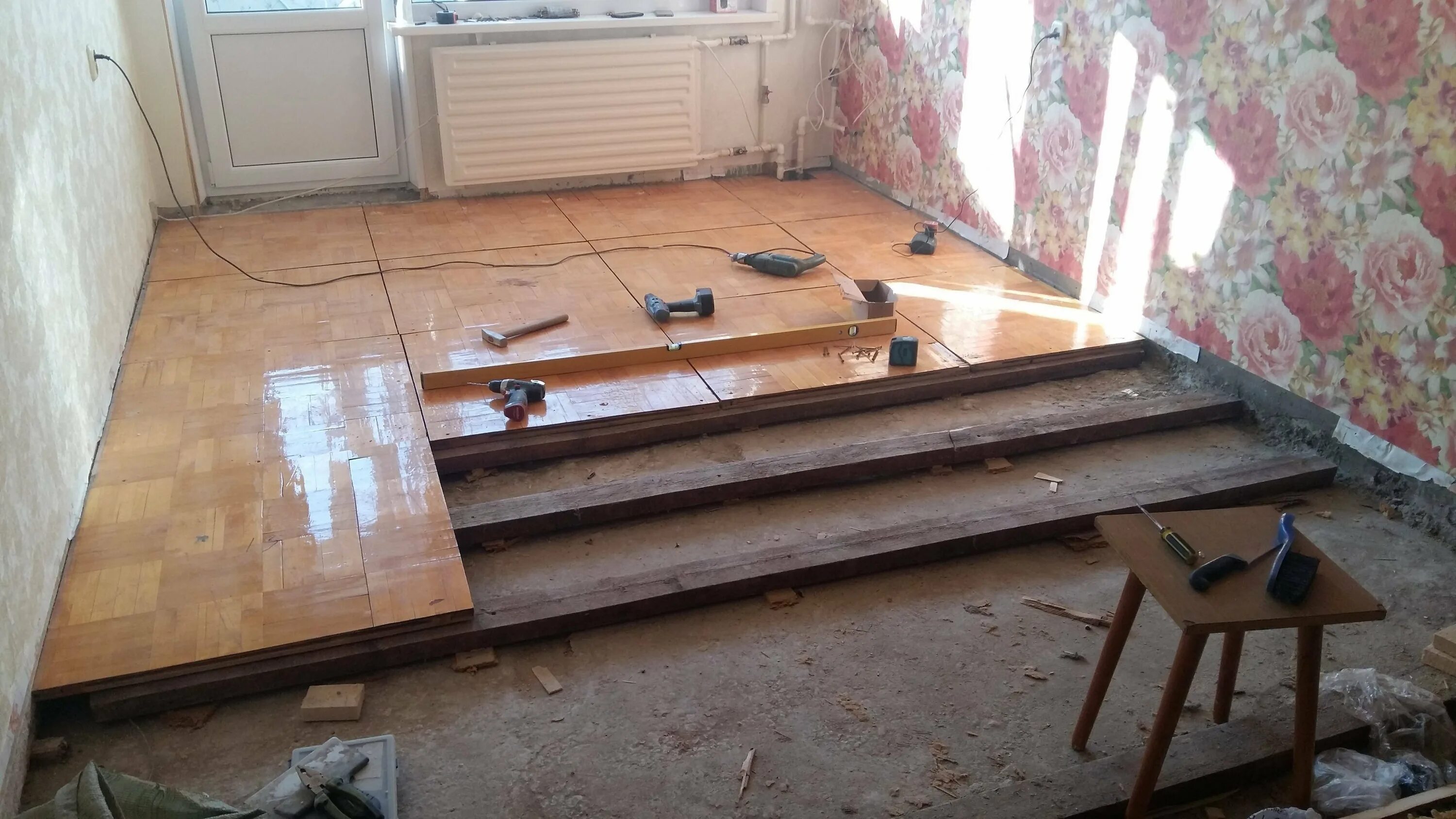 Поменять пол в комнате. Деревянный пол в квартире. паркет на лагах. деревянный пол на лагах в квартире. старый пол в квартире.
