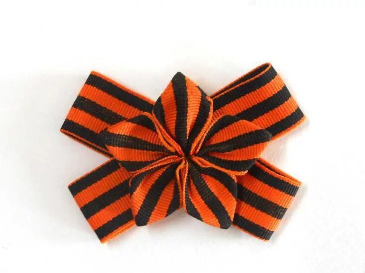 «георгиевская лента» ббант-восьмерка. Георгиевская лента. Красивые георгиевские ленты. Георгиевская ленточка красивая. Бантик из георгиевской ленточки.