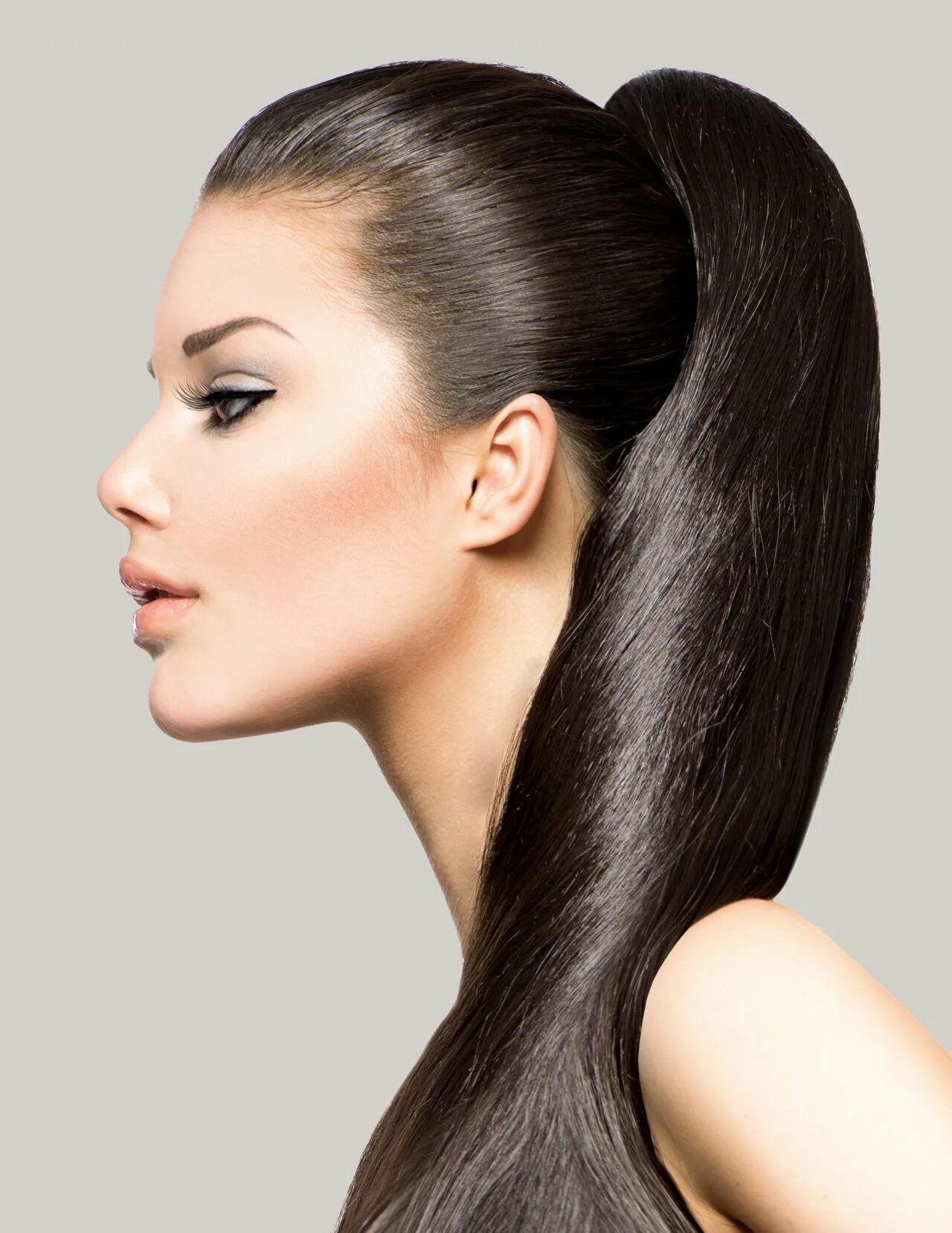 Женские прически. Красивые волосы. Волосы девушки профиль. Красивые черные волосы. Волосы развиваются.