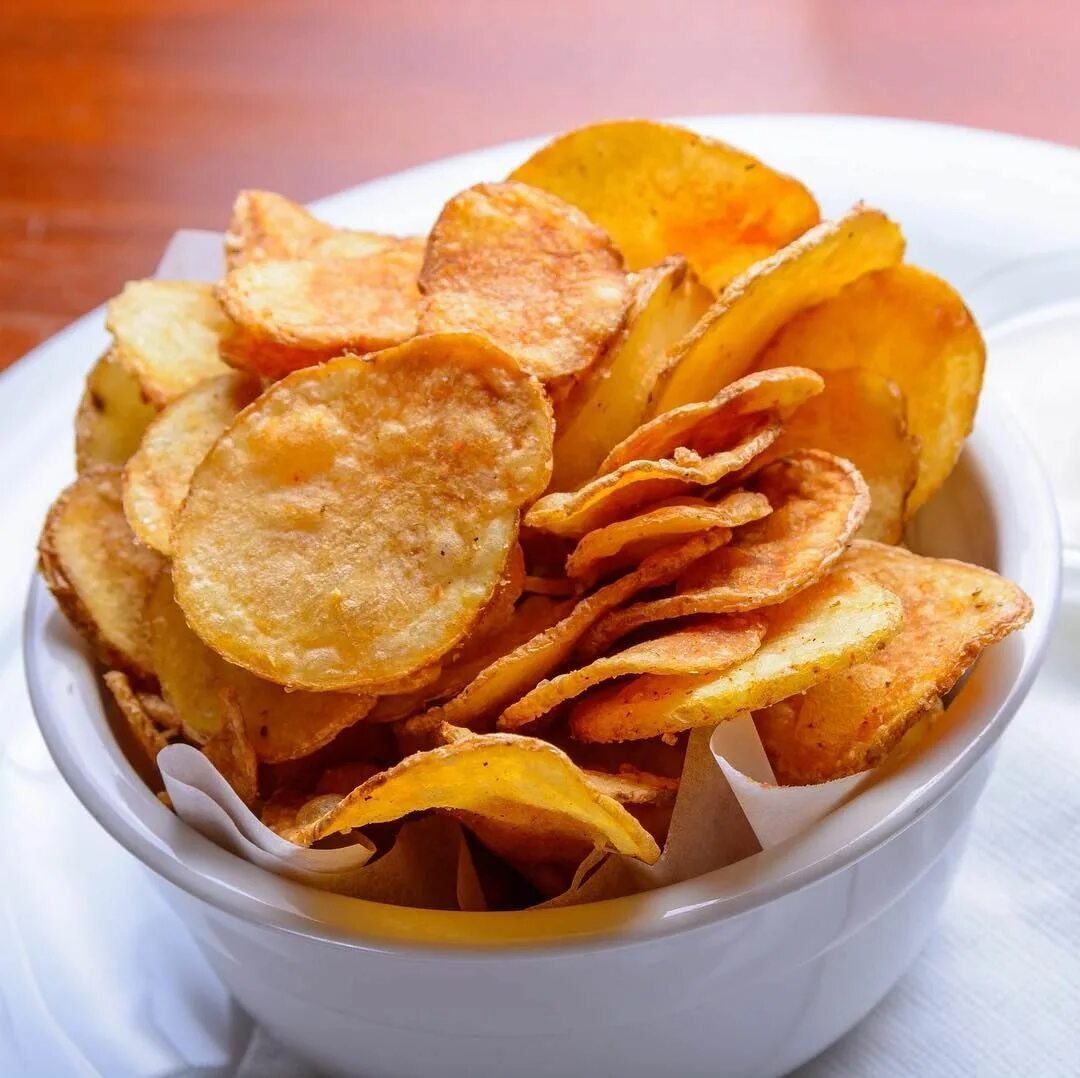 Чипсы сухарики. Чипсы азиатские острые асмр. Звук хруста чипсов. Хрустящие листочки чипсы. Аппетитные чипсы.