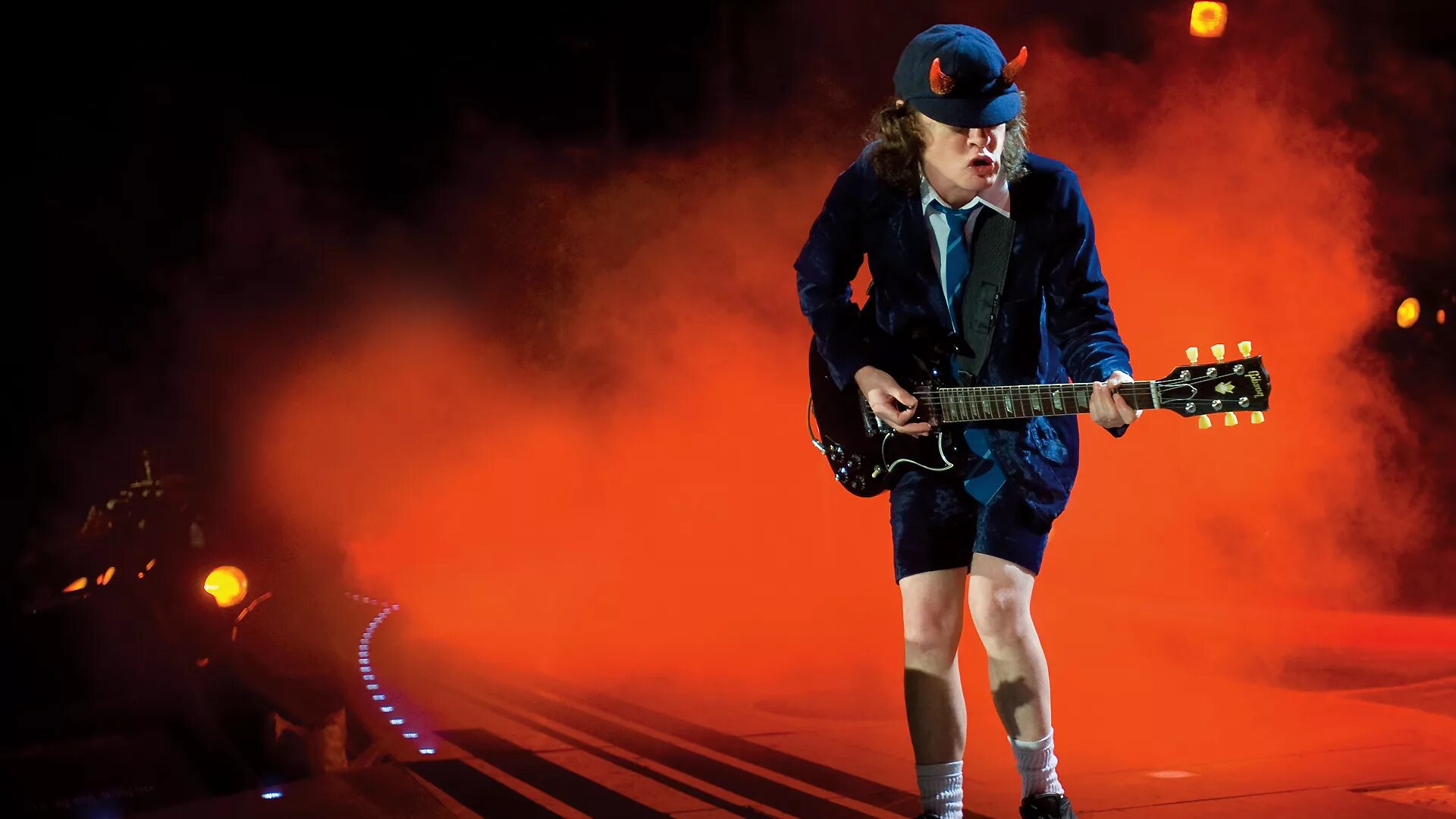 Песни рок ночь. Гитарист группы АС/DC. AC/DC 80s. Гитарист Эйси ДИСИ. Angus young AC/DC.