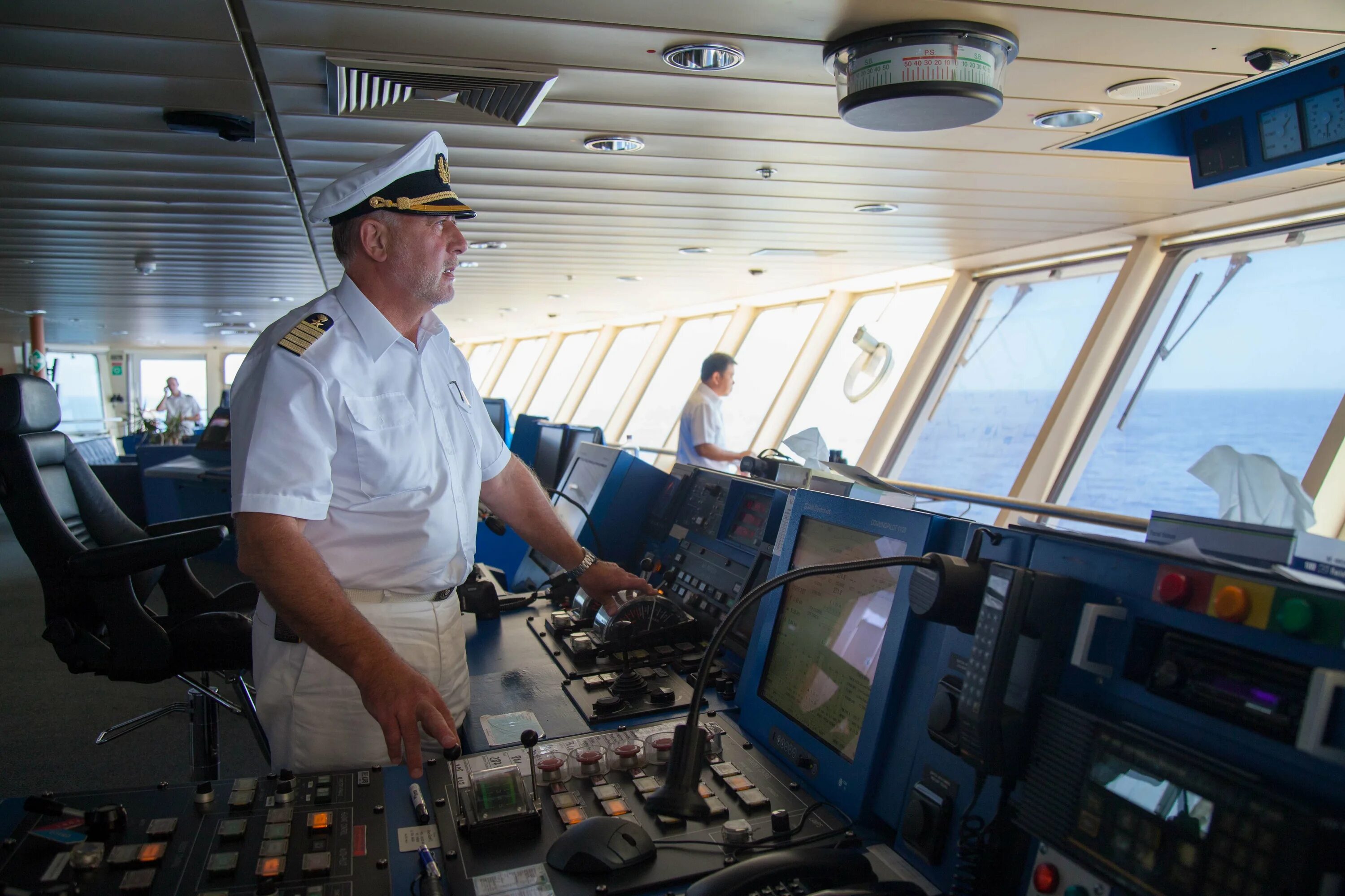 Ship captain. Капитанский мостик ледокола. Капитан корабля на мостике. Рубка капитана на корабле. Капитанская рубка.