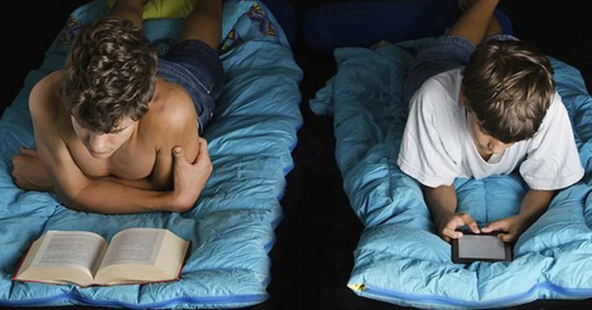 Что сделал мальчик перед сном. Чтение перед сном. Чтение мальчикам перед сном. Чтение улучшает сон. Подросток с книгой.