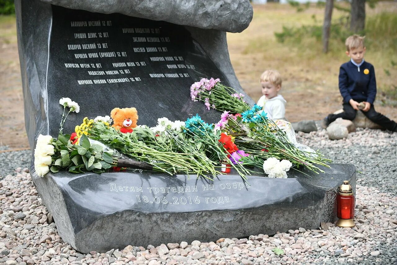 Дети гибла. Трагедия на Сямозере в Карелии 2016. Трагедия в Сямозере Карелии 2016 трагедия. Карелия лагерь трагедия.