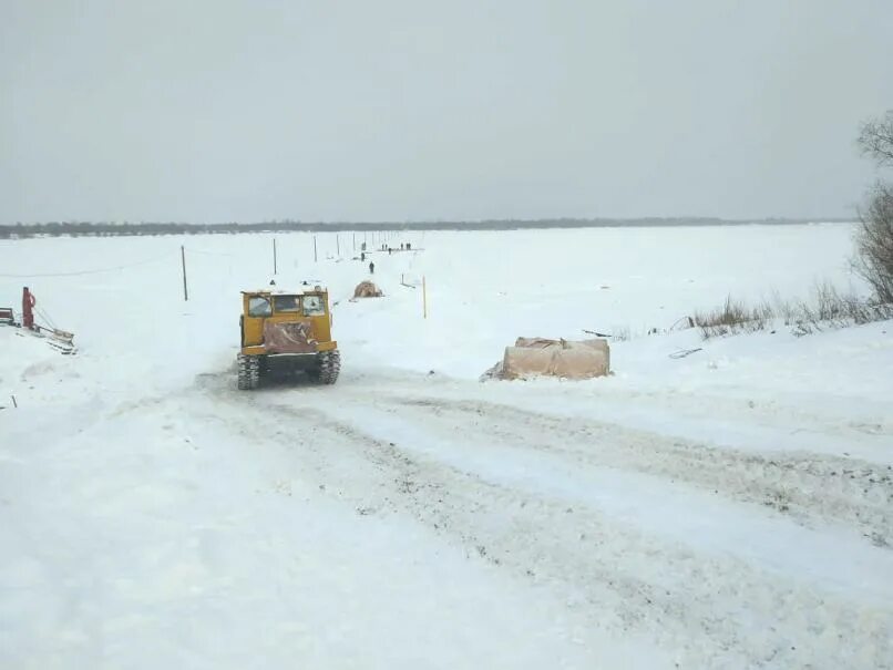 Фура ушла под лед бережновка. Фура лед бирск. Бирск ледовая переправа фура. Фура лед бирск. Вездеход провалился под лед.