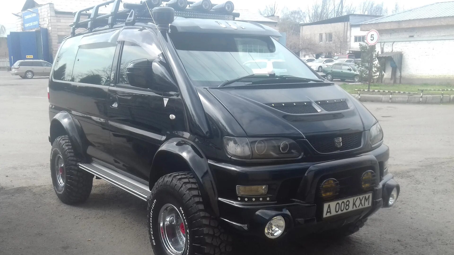 Delica l400 35. Mitsubishi delica на 35 колесах. Митсубиси делика 4х4. Делика переделки. L400 mitsubishi 4x4.