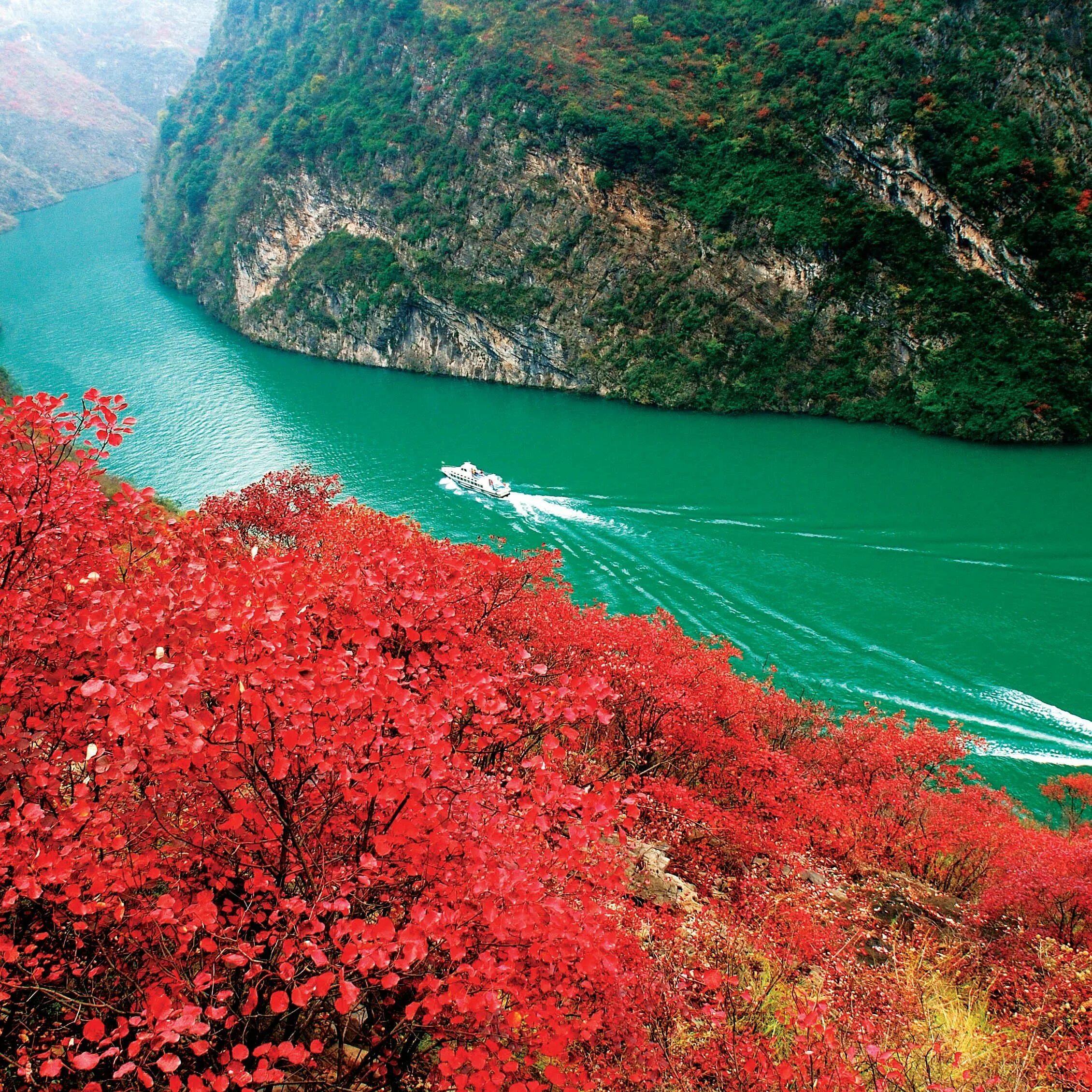 Самая длинная река евразии янцзы. Река Янцзы Китай. Янцзы голубая река. Долина реки Янцзы. Горы реки Янцзы.