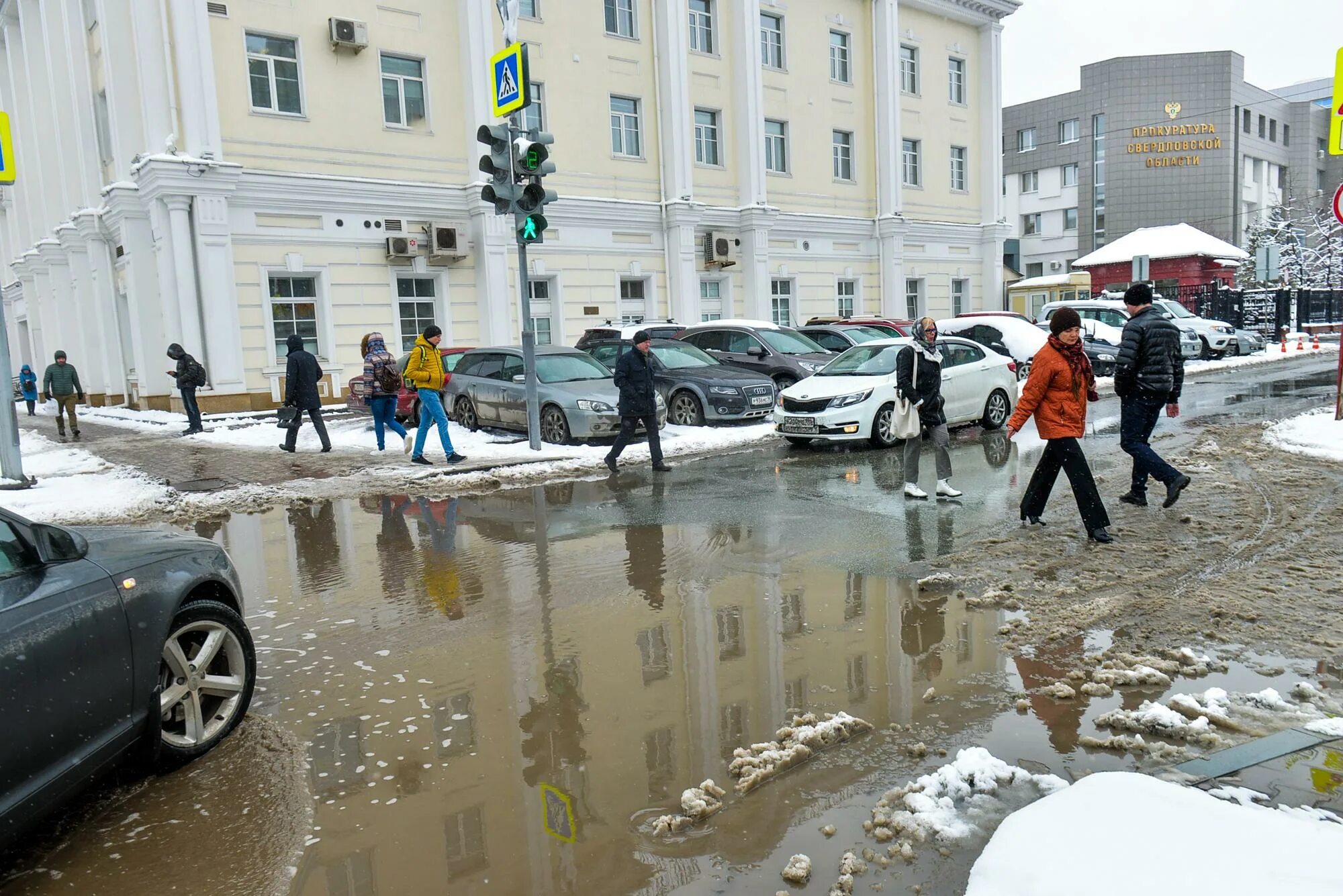 Екатеринбург дождь. Август дождь. В екатеринбурге ожидается. Первый снег екатеринбург. Дождь на улице.