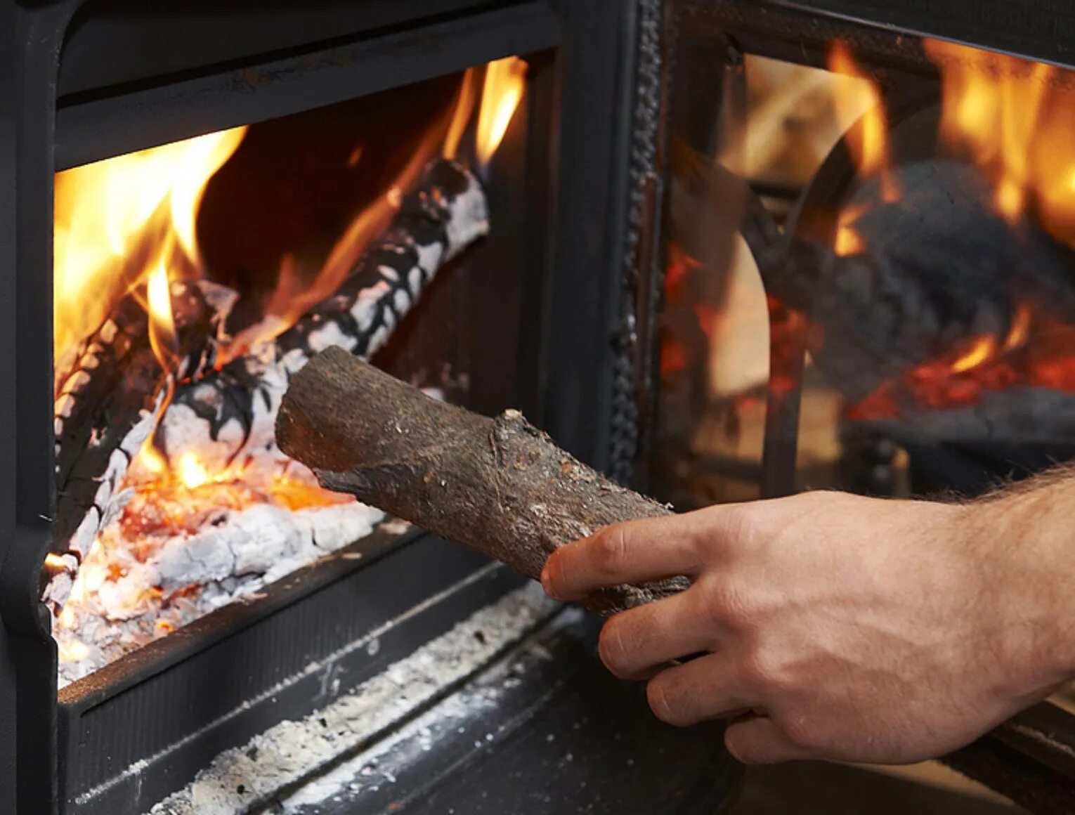 печки сжигаем. пожар от печного отопления. пожар от печи. горящие дрова в печи. кочегар в топке.