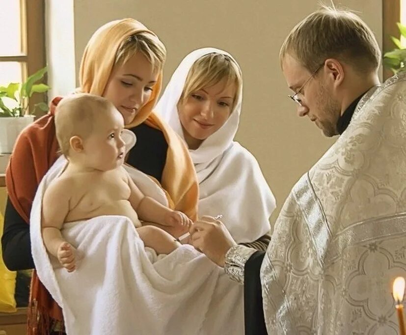 Обряд крещения ребенка. Фотосессия крещения ребенка. Крещение детей в церкви. Родители на крестинах ребенка. Что делает крестная во время крещения