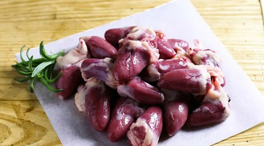 Полезны ли куриные. Куриные сердечки. сердце куриное. куриные сердечки сырые. субпродукты сердце куриный.