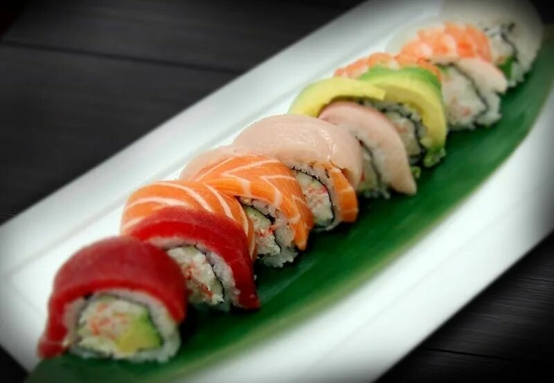Rainbow Roll sushi. Суши ролл Радуга!. Sushi Rainbow Roll Recipe. Наглый лосось суши.