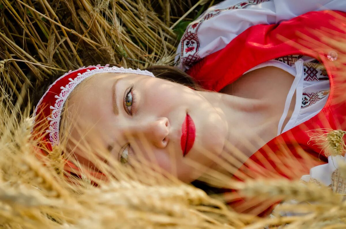 Ролики украинских женщин. Девушка с караваем в поле. Красивые украинки. Украинская девушка в национальном костюме. Адрианна курилец.